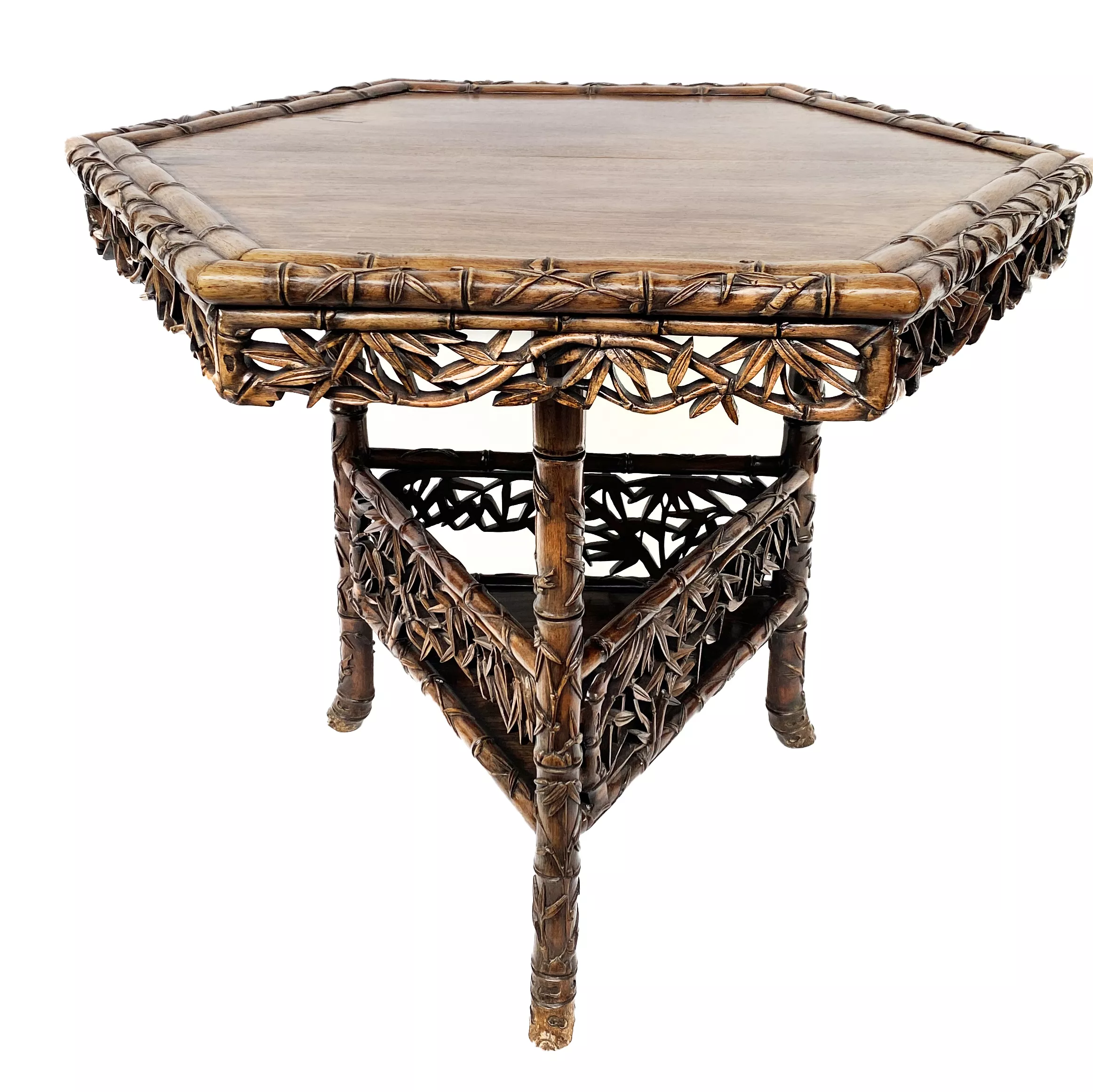 Chine (d&eacute;but XX&egrave;me si&egrave;cle), gu&eacute;ridon en bois richement sculpt&eacute; et ajour&eacute; &agrave; d&eacute;cor de Bambou