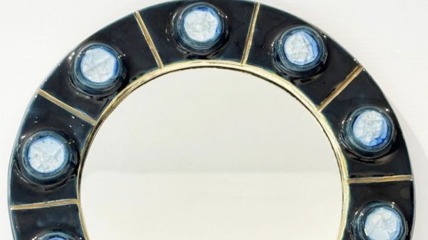 MITHÉ ESPELT (1923-2020) Miroir rond mural, circa 1990, modèle en terre estampée et émaillée bleue