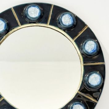 MITHÉ ESPELT (1923-2020) Miroir rond mural, circa 1990, modèle en terre estampée et émaillée bleue