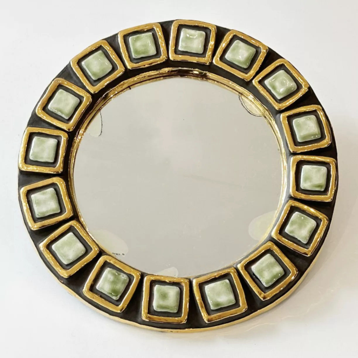 Mith&eacute; Espelt, miroir en c&eacute;ramique &eacute;maill&eacute;e