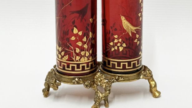 BACCARAT, Deuxième moitié du XIXème siècle, Vase aux rouleaux en cristal teinté rouge
