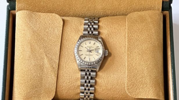 ROLEX OYSTER PERPETUAL DATE, Montre bracelet de dame en acier