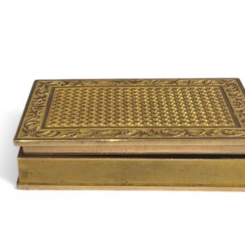 Boite à priser en or jaune (750) figurant un livre aux plats guillochés dans un entourage de motifs végétalisant, le dos alternant croix à quatre branches et fleurs stylisées