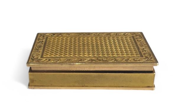 Boite à priser en or jaune (750) figurant un livre aux plats guillochés dans un entourage de motifs végétalisant, le dos alternant croix à quatre branches et fleurs stylisées
