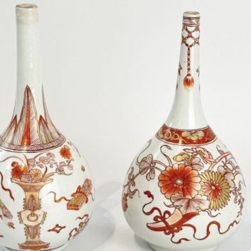 CHINE ou JAPON, XIXe siècle. Deux vases bouteilles pouvant former pendants, en porcelaine