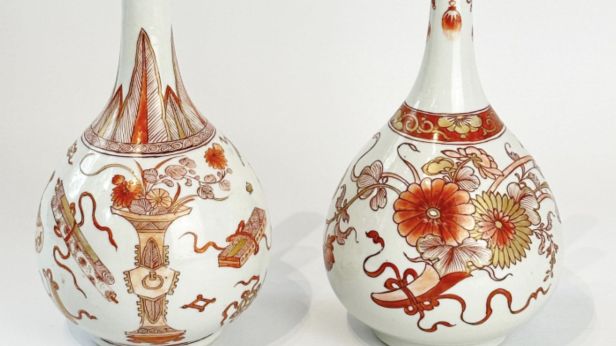 CHINE ou JAPON, XIXe siècle. Deux vases bouteilles pouvant former pendants, en porcelaine