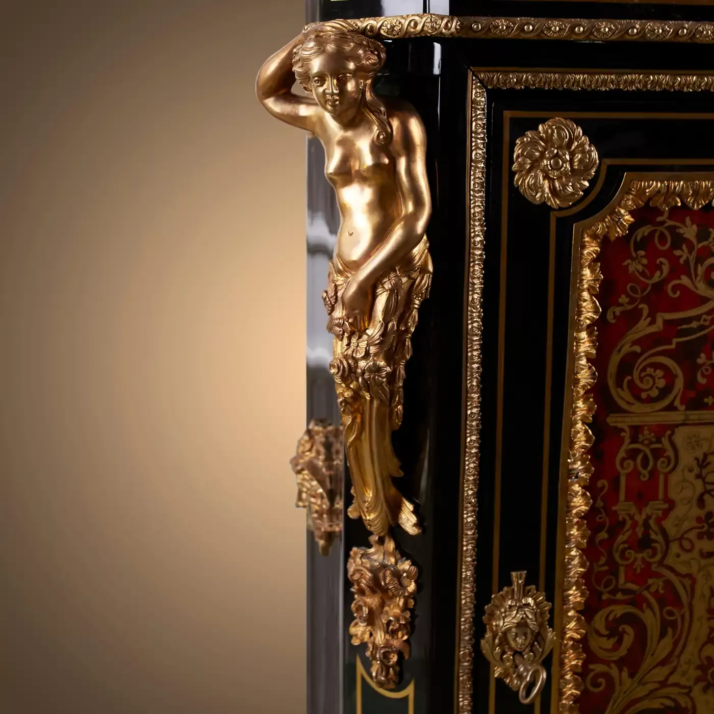 D&eacute;tail d'une armoire en marqueterie Napol&eacute;on III