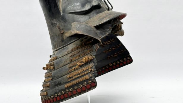 JAPON, période Edo, XVIIe/XVIIIe siècle. Kawari-kabuto, comportant fukigaeshi, mabizashi, shikoro